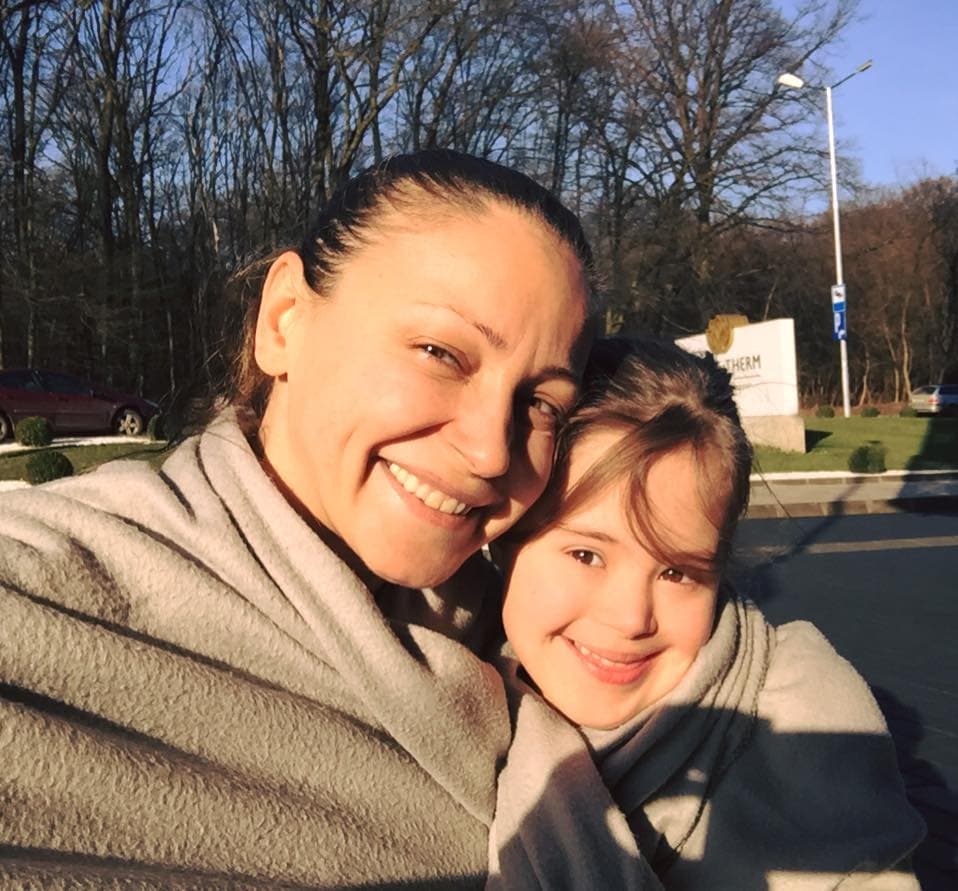 Selfie cu o femeie și o fetiță, afară, într-o zi însorită
