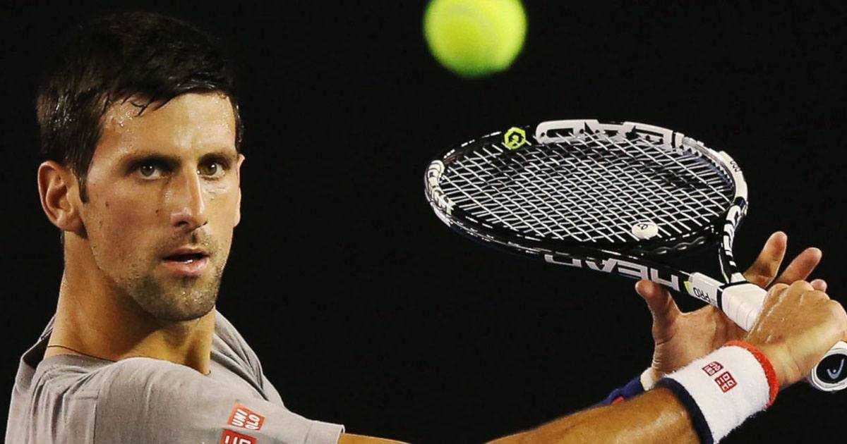 Jucător de tenis pregătindu-se să lovească mingea cu racheta