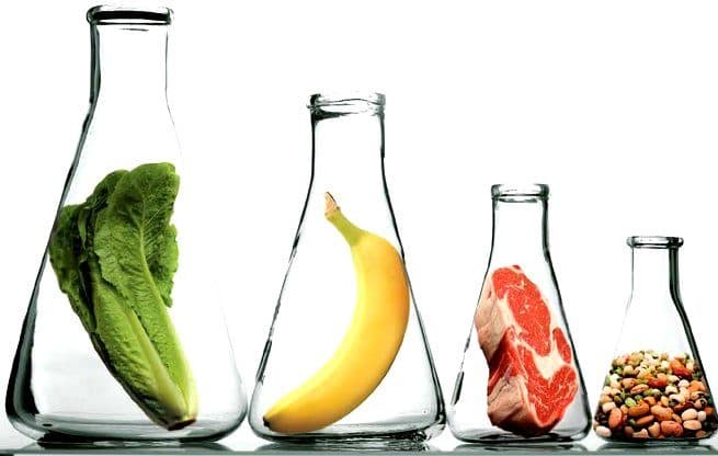 Patru baloane de laborator cu salată verde, banană, carne și leguminoase