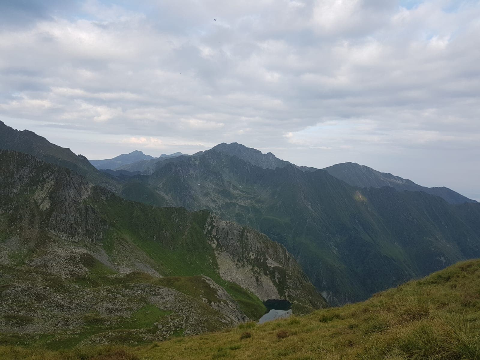 Panoramă montană cu un lac mic într-o căldare