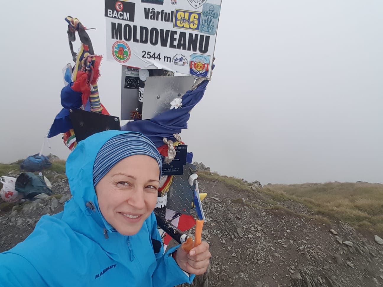 Selfie la un indicator cu textul „Vârful Moldoveanu 2544 m"