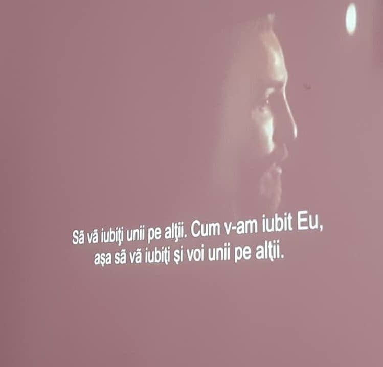 Proiecție cu textul „Să vă iubiți unii pe alții. Cum v-am iubit Eu, așa să vă iubiți și voi unii pe alții”