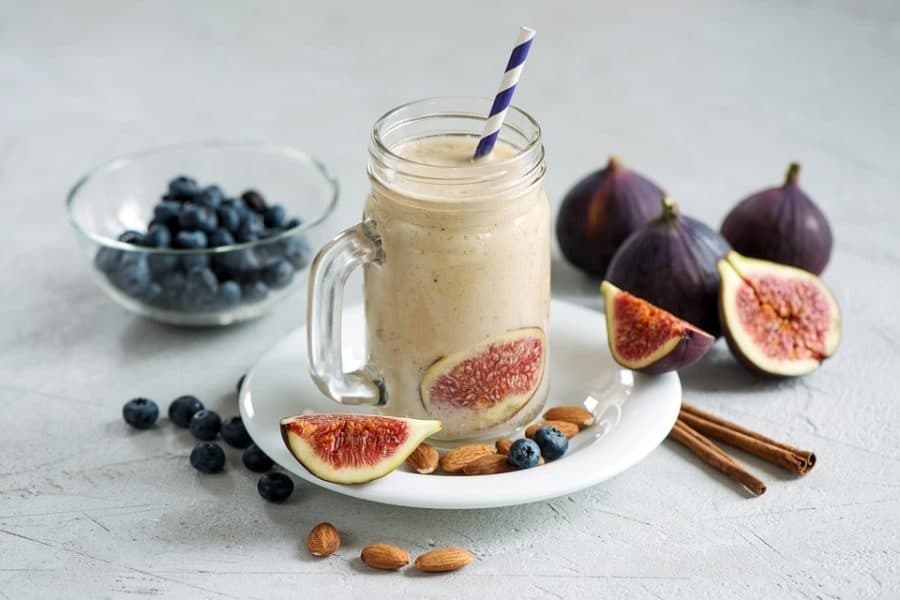 Smoothie în borcan cu pai, alături de smochine, afine și migdale