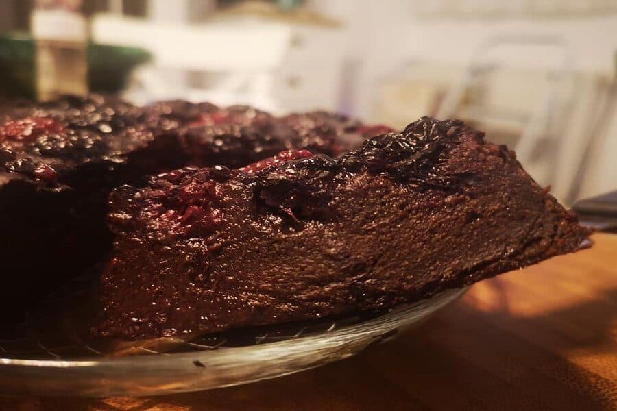 Prim-plan cu o felie de tort de ciocolată cu fructe de pădure