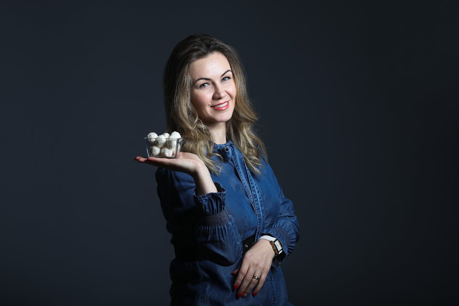 Femeie în cămașă de denim ținând un cofraj cu ouă