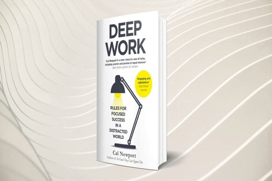Coperta cărții „Deep Work” de Cal Newport, cu o lampă de birou