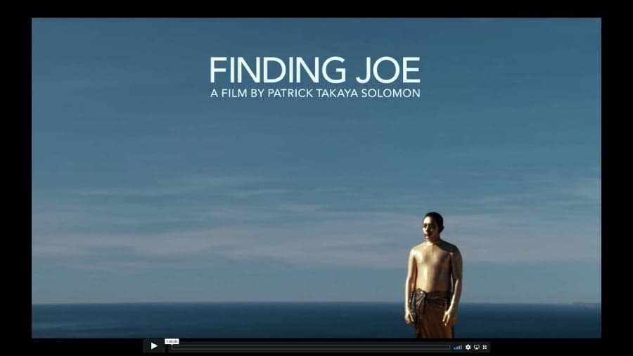 Cadru din filmul „Finding Joe”, un bărbat pe malul mării