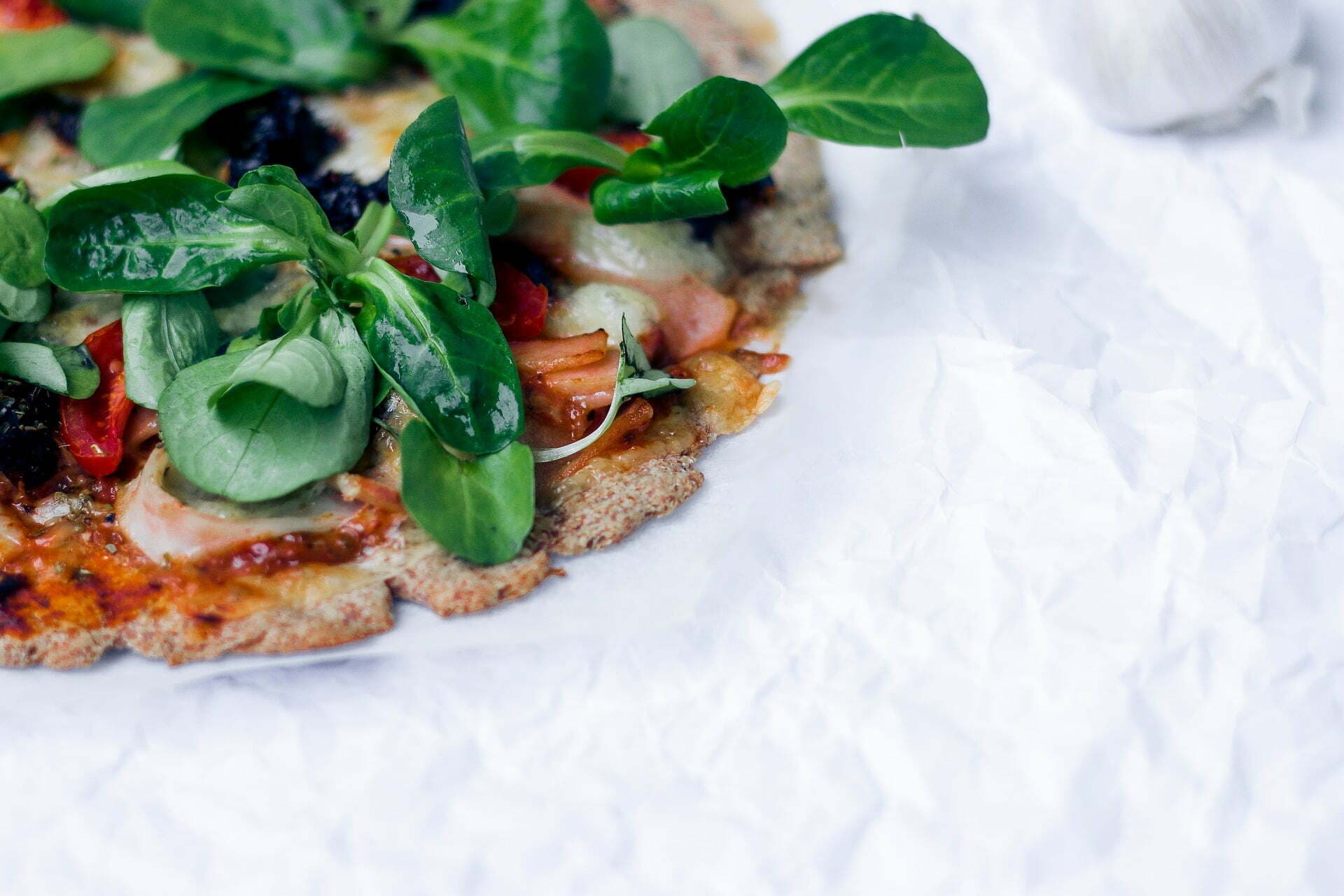 Pizza cu blat integral, mozzarella și salată verde