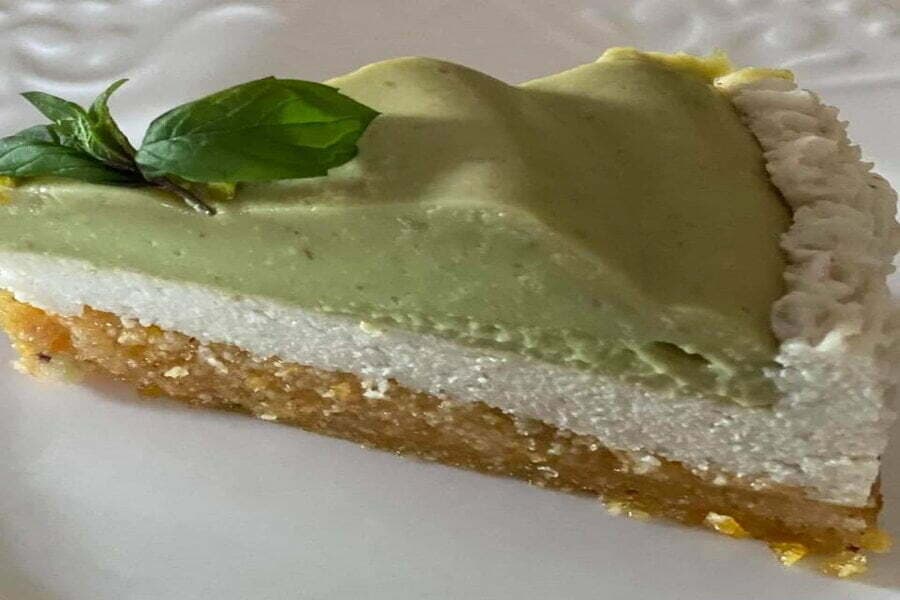 Felie de tort cu cremă verde de avocado și frunze de busuioc