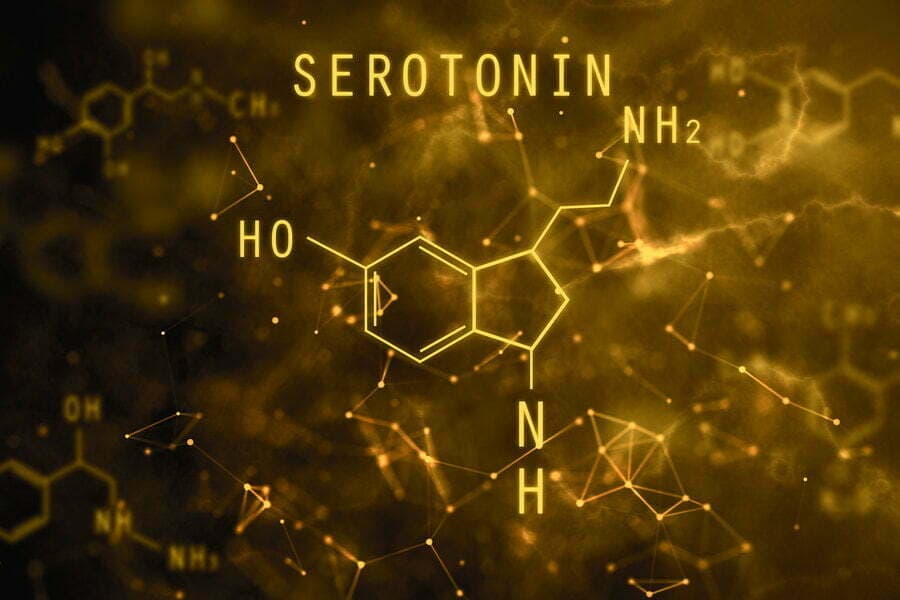 Ilustrație aurie cu o formulă chimică și textul „SEROTONIN”