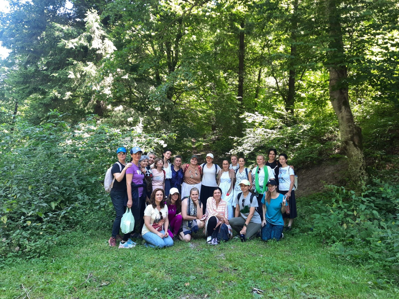 Grup de femei fotografiate într-o pădure