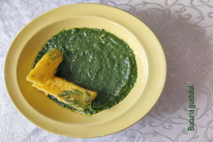 Piure verde de spanac cu felii de mămăligă, pe farfurie galbenă