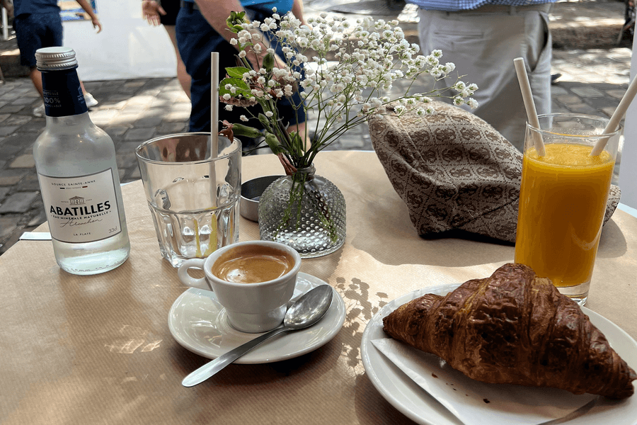 Masă de cafenea cu espresso, croasant și suc de portocale