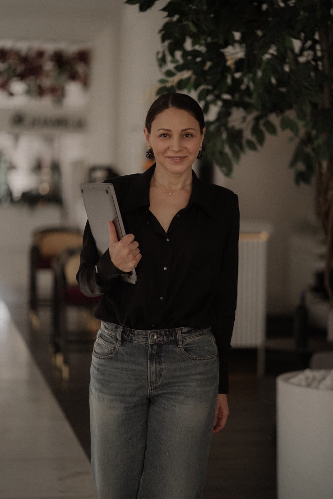 Lavinia Bratu, cu laptopul în mână