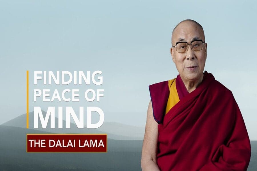 Bărbat în robă roșie și textul „Finding Peace of Mind”, „The Dalai Lama”