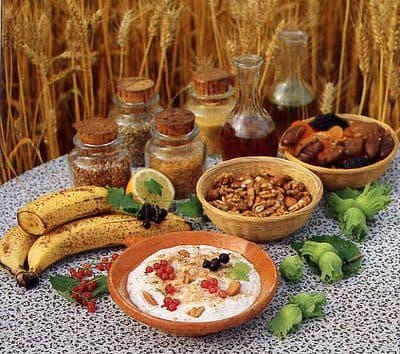Bol cu iaurt, banane și borcane cu semințe între spice de grâu