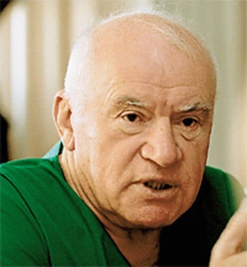Prim-plan cu un bărbat în vârstă, chel, în tricou verde