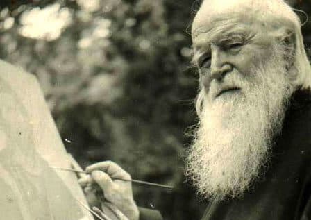 Fotografie sepia cu un bărbat bărbos vârstnic pictând în aer liber