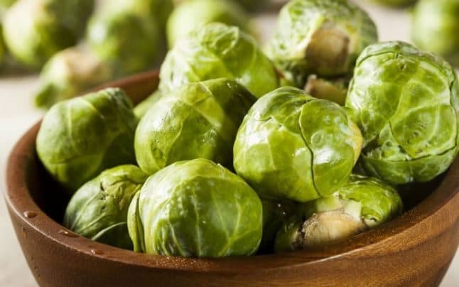 Varză de Bruxelles proaspătă într-un bol de lemn