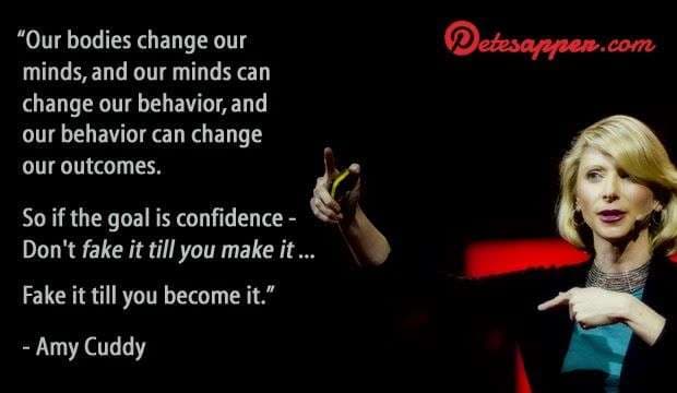 Femeie vorbind pe scenă, alături de citatul „Fake it till you become it.”, semnat Amy Cuddy