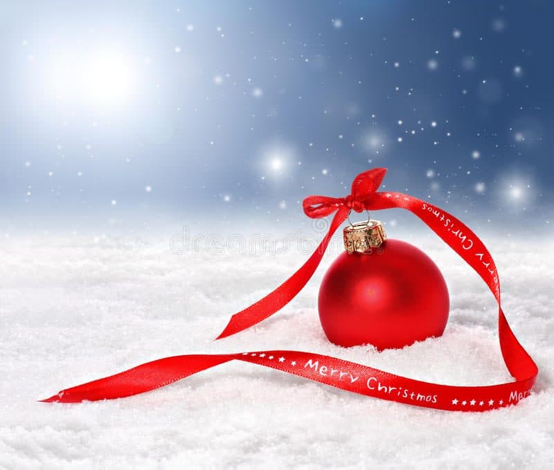 Glob roșu în zăpadă, cu panglică pe care scrie „Merry Christmas”
