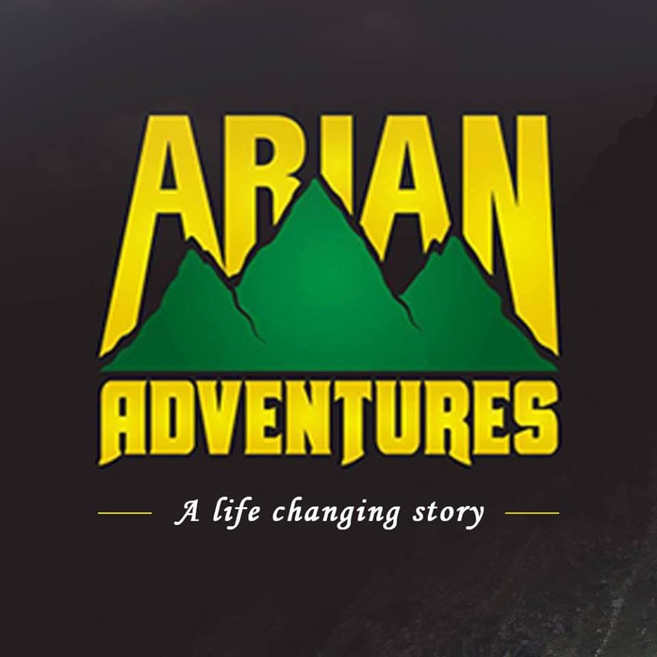 Siglă cu munți verzi și textul „ARIAN ADVENTURES" și „A life changing story"