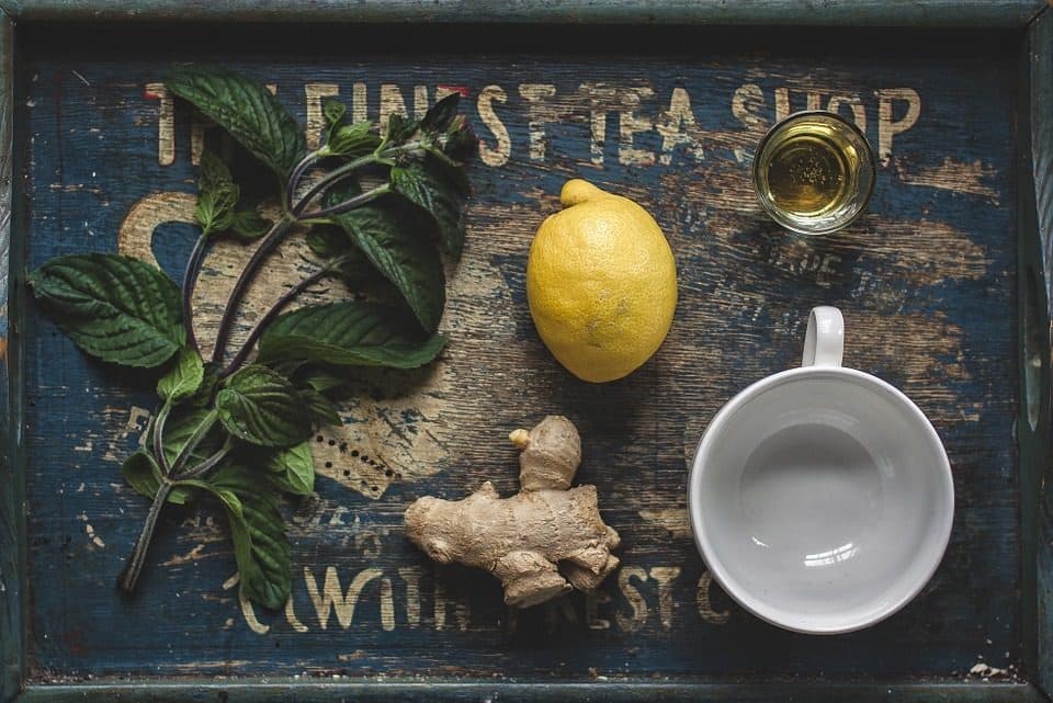 Tavă de lemn inscripționată „The finest tea shop”, cu mentă, lămâie și ghimbir