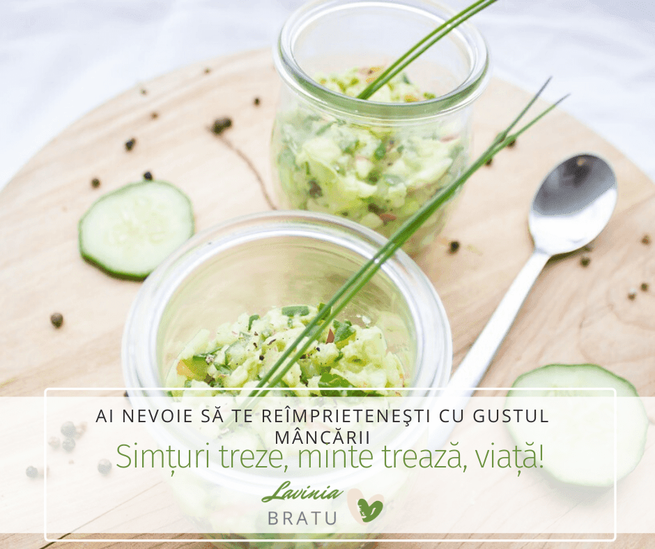 Borcane cu salată de castraveți și textul „Simțuri treze, minte trează, viață!”