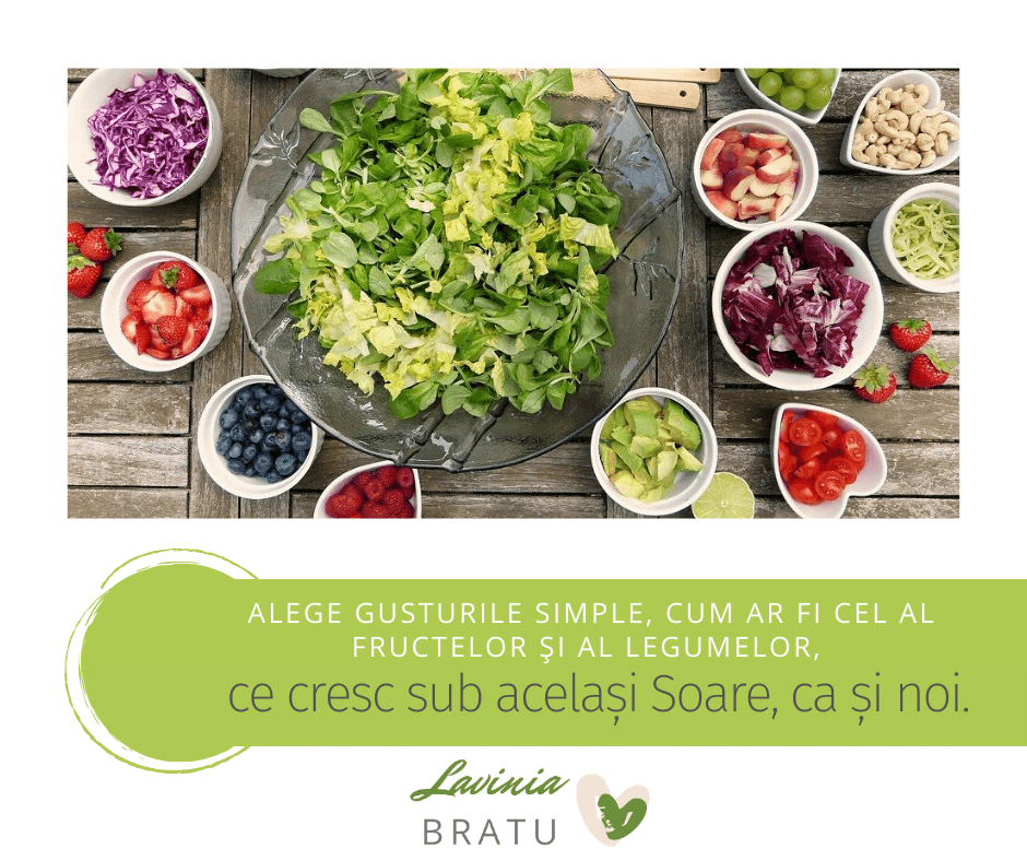 Legume și fructe în boluri, cu textul „Alege gusturile simple, cum ar fi cel al fructelor și al legumelor, ce cresc sub același Soare, ca și noi.”