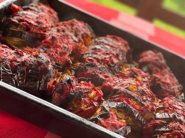 Prim-plan cu vinete coapte în sos de roșii, într-o tavă