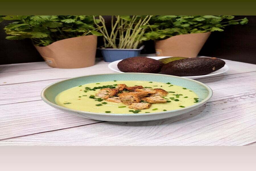 Supă cremă verde cu crutoane, lângă avocado și pâine