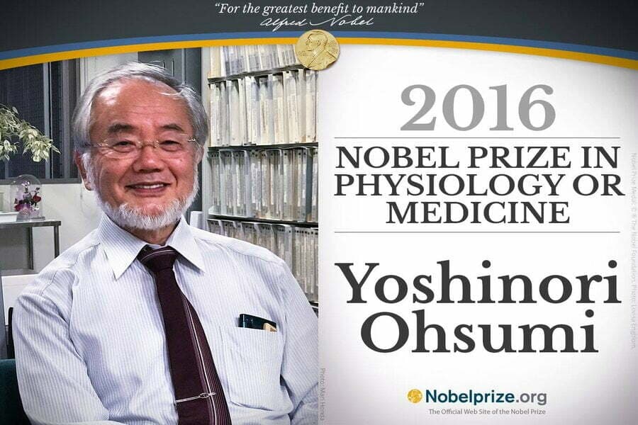 Bărbat zâmbind lângă textul „2016 Nobel Prize in Physiology or Medicine, Yoshinori Ohsumi”