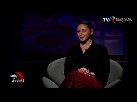 Femeie într-un platou de televiziune, cu siglele „TVR Timișoara” și „Spirit și credință”