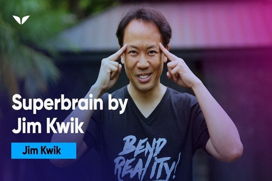 Bărbat cu degetele la tâmple și textul „Superbrain by Jim Kwik”
