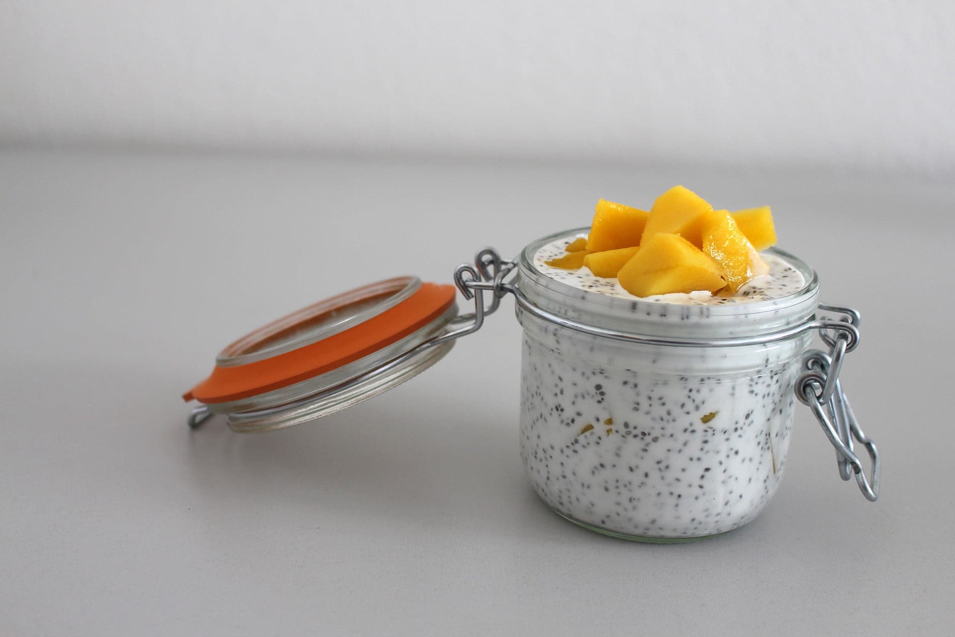 Borcan cu budincă de chia și cuburi de mango
