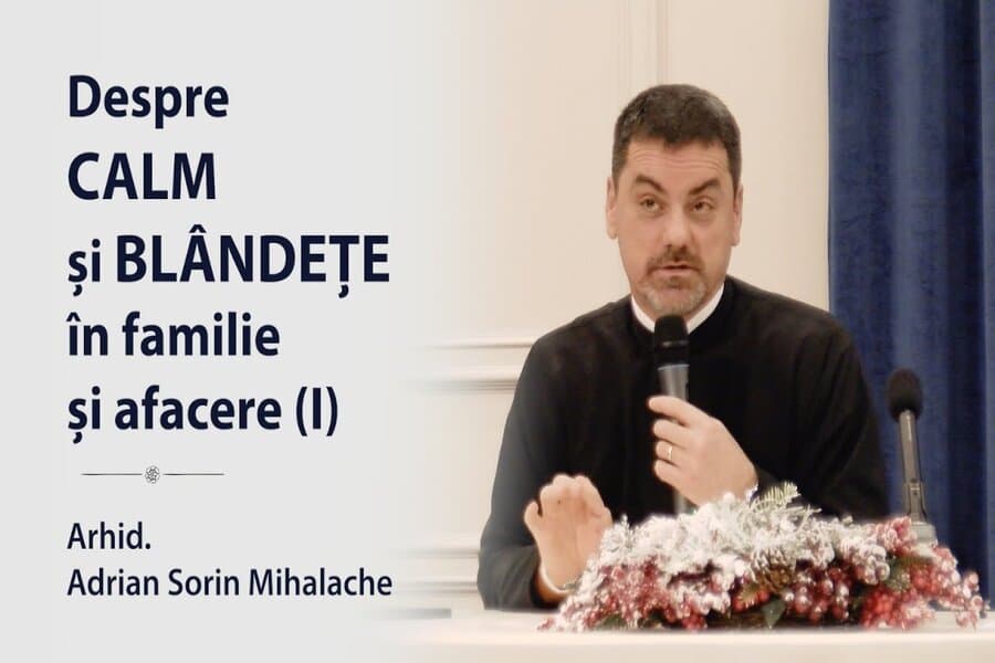 Bărbat la microfon și textul „Despre calm și blândețe în familie și afacere”