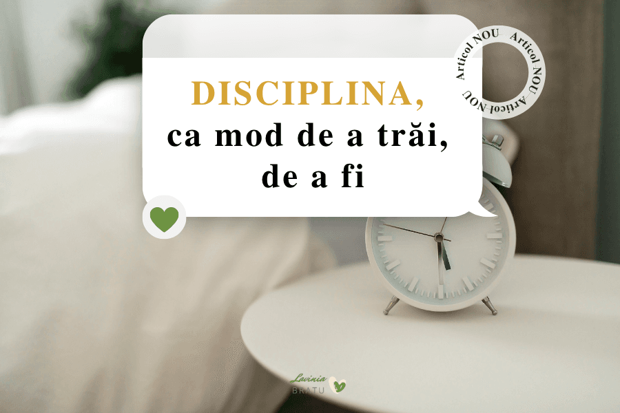 Ceas deșteptător pe noptieră, cu textul „DISCIPLINA, ca mod de a trăi, de a fi”